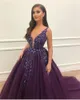 Neue heiße dunkellila Quinceanera-Kleider Ballkleid mit V-Ausschnitt, Schlüsselloch-Spitze, Kristall, offener Rücken, Tüll, Sweep-Zug, Arabisch, für Partykleid, Abschlussballkleider