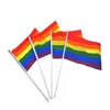 Bandiera arcobaleno Gay Pride Stick da 5x8 pollici Mini bandiera a mano che sventola bandiere utilizzando la parte superiore dorata ST139