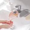 руки стирают воду