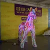 4 m grossistanpassad storlek och färg Uppblåsbar häst eller giraff med remsa och fläkt för reklamdekoration