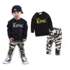 Set di abbigliamento per ragazzi T-shirt a maniche lunghe con lettere Top + pantaloni mimetici Autunno Inverno Bambini Completi per bambini Set di vestiti