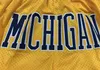 Mens NCAA Michigan Wolverines Shorts est 1817 Retro extérieur Broderie College Basketball short jaune navy173J