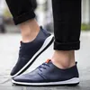 Vente Flash Chaussures pour hommes respirantes en cuir microfibre chaussures décontractées pour hommes d'affaires couleur Pure chaussures de mode d'été confortables