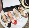 2019 Sandales à talons hauts classiques Talon grossier en cuir de luxe Chaussures femme en daim Designer Boucle en métal pour les fêtes Occupation Sanda sexy