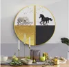 Rundmålning vardagsrum dekorativa tallrikar modern abstrakt halvcirkel hängande lätt och lyxig soffa bakgrundsvägg