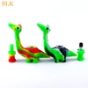 Le tuyau de barboteur en silicone de conception de dinosaure roi de la jungle est livré avec une pièce de verre en aval bongs d'eau mignon animal dab rig ventes chaudes