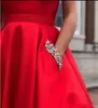Varm försäljning röd prom klänning med fickor v-hals spaghetti rem A-line satin vestido de formatura diamanter sopa tåg kvinnor formell fest klänning