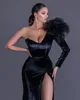 2020 vestidos de noche de sirena de terciopelo negro Sexy de un hombro de manga larga vestido de graduación con abertura lateral ropa de fiesta Formal Robe de Soiree249C