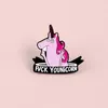 Djur emalj pin rosa häst söt brosch höja hand lapel pin personlighet text märke denim jeans tecknad mode gåva för kvinnor