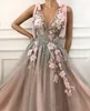 2020 Nouvelles robes de soirée brillantes sexy Deep V Neck 3D Appliques paillettes une ligne de bal de bal robes de bal plus taille GOW6352418