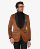 Klassischer Stil eins Button brauner Samtbräutigam Smoking-Schal Revers-Gütermänner Herrenanzüge Hochzeit / Prom / Abendessen Blazer (Jacke + Pants + Krawatte) K436