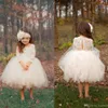 Nouveau Blanc Robe De Bal Puffy Cupcake Court Enfant Fleur Filles Robes Sheer 3/4 Manches Longueur Au Genou Tulle Anniversaire Pageant Communion Robes