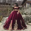 العربية العربية مغرفة الرقبة الكرة ثوب فساتين quinceanera المخملية قصيرة الأكمام زين الاجتياح قطار الأميرة الطابق طول السهرة حفلة موسيقية فساتين