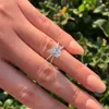 Anello per fedi nuziali incrociate Gioielli di moda semplici Argento sterling 925 Princess Cut Topazio bianco Diamante CZ Anello di fidanzamento per donne con promessa popolare