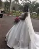 Lange Brautkleider aus Satin mit V-Ausschnitt, abgestufte Spitzenapplikationen, Hochzeitskleid in Übergröße, nach Maß, lange Brautkleider aus Satin