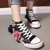 Rustykalne buty ślubne Kobiety Handmade 3D Kwiaty Perły Sneakers Kraj Bridal Buty Płaszcz Płaszcz Płaszcz Buhesmaid Sneaker Buty Rozmiar 35-39