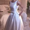 2024 Arabiska A Line Wedding Dresses Scoop Neck Satin Sleeveless Sashes With Bow Sexy Open Back Sweep Train Enkel billiga formella brudklänningar 403