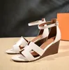 قارن مع المنتجات المماثلة Hot Sale-Summer Hot Women Sandals للسيدات أحذية ذات كعب عالٍ أسافين أحذية موضة عادية أحذية منصة مستديرة من الأمام للسيدات