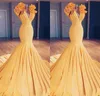 Ruched Mermaid Prom Dresses 딥 브이 넥 새틴 인어 이브닝 가운 민소매 프릴 카운트 기차 겉옷 공식 파티 드레스