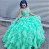 Mint Green Ball Gown Two-Piece Quinceanera Klänningar Organza Ruffles Prom Formella klänningar Beaded Lace Jewel Quinceanera Klänningar