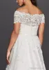 Oleg Cassini Modest Wedding Dresses Long Country Style Lace Applicques Pärled Sash Kort ärm golvlängd trädgård brudklänningar