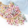 50ピースの造花シルクミニデイジーフラワーヘッド結婚披露宴家の装飾DIYの花輪スクラップブックギフトボックス工芸品