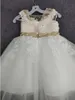 Zarif Ekip Boyun Dantel Bir Çizgi Çiçek Kız 'Elbiseler 2020 Tül Aplike Boncuklu Inciler Kanat Kat Uzunluk Örgün Kızların Doğum Günü Partisi Elbiseler