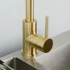 Schwarzes gebürstetes Goldmessingküchen-Hahn-Mischer-Doppelwaschbecken-Rotations-Küche kaltes und heißes Wasser-Hahn-Plattform angebracht