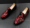 2019 nero rosso in pelle scamosciata ricamo Uomini Mocassini In Casual Shoes vendita dei nuovi uomini dei fannulloni Uomo Vintage Floral Flats Uomo