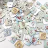 500 pcs Mixte Noël peint Carré En Bois Boutons Pour La Couture Scrapbooking Artisanat 15mm 2 Trous WB04