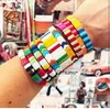 Armreif JUST FEEL Goldfarbenes Emaille-Regenbogenfliesen-Armband Buntes emailliertes elastisches Pfeilperlenarmband für Frauen Schmuck Geschenke