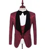 Smoking da sposa stampati bordeaux Scialle Risvolto Vino One Button Sposo Abiti da uomo Matrimonio Prom Dinner BestMan Blazer (Giacca + Fiocco + Gilet + Pantaloni)