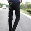 Street Hole Jeans strappati Moda uomo 2020 Catene Slim Denim Pantaloni a matita Personalità Rivetti Punk Nero Pantaloni con cerniera bianca1244w