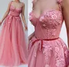 2020 Różowy Prom Dresses z Sash 3D Floral Appliqued Long Floor Długość Linia Tulle Wieczór Formalne Suknie