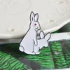 1pcs Cartoon Cute 2 White Rabbits Evil Brosch Pins Animal Brooch Denim Jacket Pin Badge Spoof Gift Roliga Mode Smycken