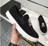 Moda stile europeo casual scarpe formali per uomo strass teschio nero scarpe da uomo in vera pelle da uomo mocassini con borchie da uomo in metallo