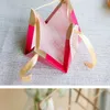 Rose Red Wedding Favor Hållare Candy Boxes Triangle Shape Gold Stämpel Candy Box Bridal Presents 10 st European Weddings Tillbehör Tack Gift Chocolate Boxs