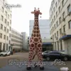 Aangepaste opblaasbare diermodel Giraffe 6m Hoogte Giant Blow Up Giraffe voor Parade Show en Zoo Park Decoration