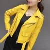 PUレザージャケットの女性のファッション明るい色黄色のオートバイコートショートフェイクレザージッパーバイカージャケットの柔らかい女性