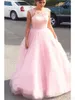 Pretty Pink Jewel Lace Neckline Prom Klänningar Illusion Appliqued Cap Sleeve Formell Kväll Party Gowns Cake Cup Kjol Girls Pageant Dress