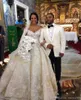 Abiti da sposa principessa di lusso Abiti da ballo Applicazioni di fiori 3D Abiti da ballo gonfi con spalle scoperte Abito da sposa con strascico da cattedrale con velo lungo