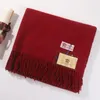 Écharpe en cachemire d'hiver en gros écharpe en cachemire doux et épais de haute qualité classique longue écharpe à pompon marques pour hommes et femmes foulards châle 200 * 70 cm