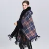 Ny Höst Vinter Kvinnors Lös Hooded Plaid Poncho Faux Fur Collar Cuff Cardigan Shawl Cape Tassels Cloak Outwear Coat C4964