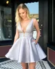 Sexig Billiga Satin Homecoming Klänningar Deep V Neck Backless Mini Ruffles Platser Baklösa Cocktail Graduation Party Gowns Short Prom Dress