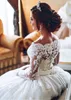 Eleganti abiti da sposa in pizzo pieno avorio con spalle scoperte Sheer maniche lunghe Ball Gown Tulle Abiti da sposa con bottoni ricoperti Vestidos De Mariee