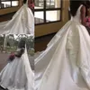 Lange Brautkleider aus Satin mit V-Ausschnitt, abgestufte Spitzenapplikationen, Hochzeitskleid in Übergröße, nach Maß, lange Brautkleider aus Satin