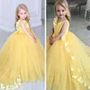 2019 Nova V Neck Amarelo Flor Meninas Vestidos De Baile Vestido 3D Feitas À Mão Flor Crianças Vestidos de Festa Vestidos de Comunhão Feitos Sob Encomenda