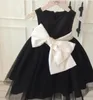 Neues Juwel Tüll Schwarz mit weißer Schleife Blumenmädchenkleider 2019 Prinzessin kurze Ärmel A-Linie Kinder Kleinkind Perlen Erstkommunion Kleid