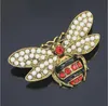 Moda-Vintage Stil Zarif Kırmızı Kristaller Ve Faux Inci Sevimli Arı Broş Sıcak Satış Güzel Böcek Yaka Pin Giysi Aksesuarları A9068