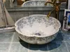 Handgefertigtes Lavabo-Keramikwaschbecken im europäischen Stil in Blumenform. Künstlerisches Badezimmerwaschbecken. Aufsatzwaschbecken aus Porzellan